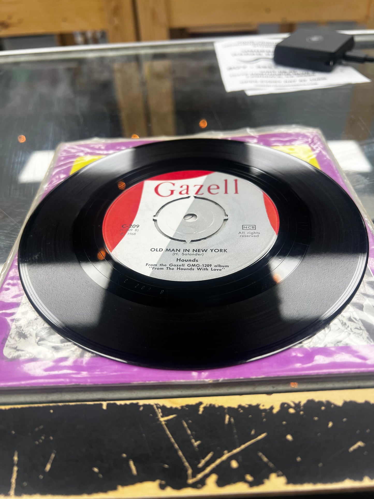 Hounds – The Gipsy Cried / Old Man In New York 7”