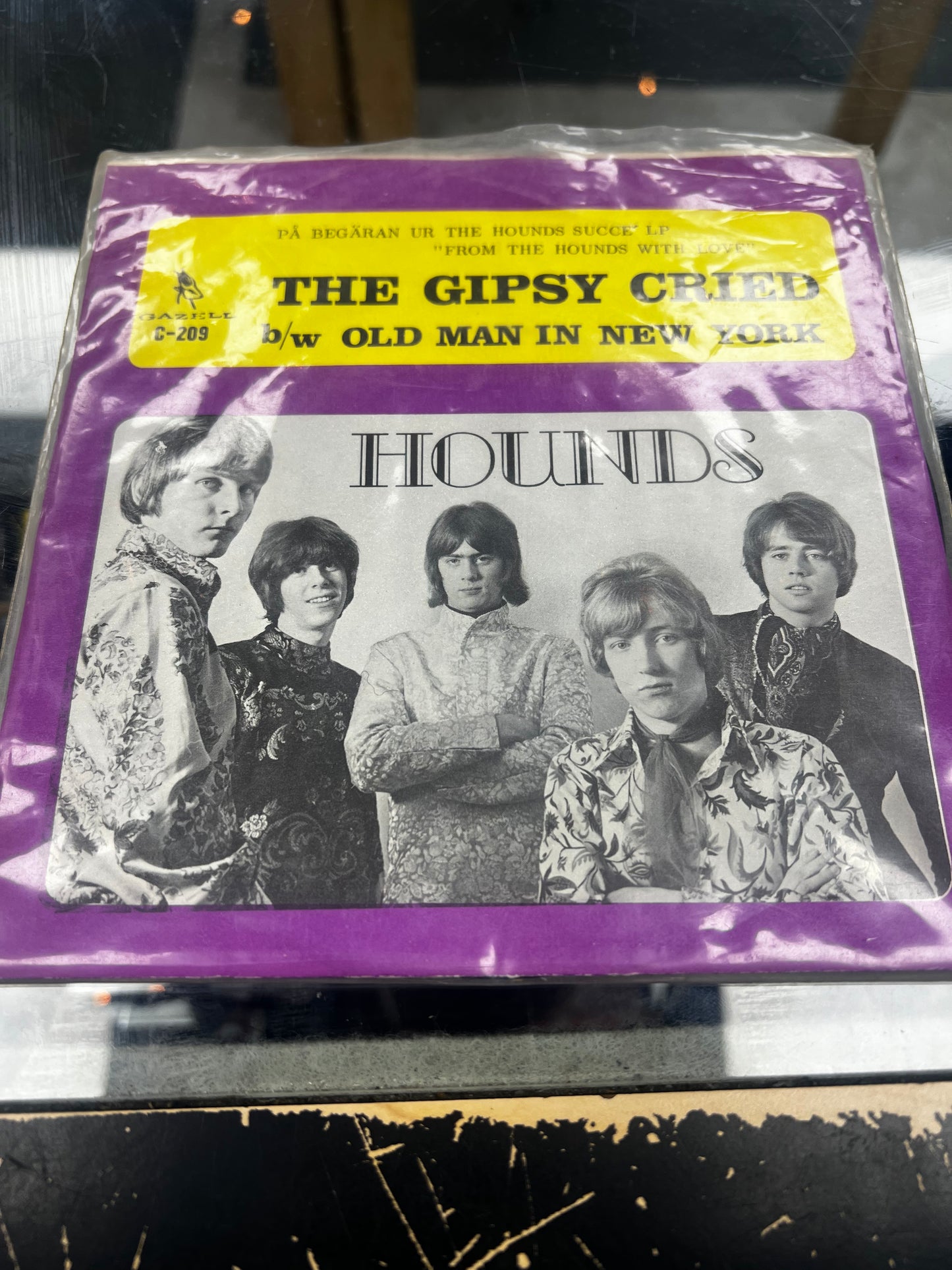 Hounds – The Gipsy Cried / Old Man In New York 7”