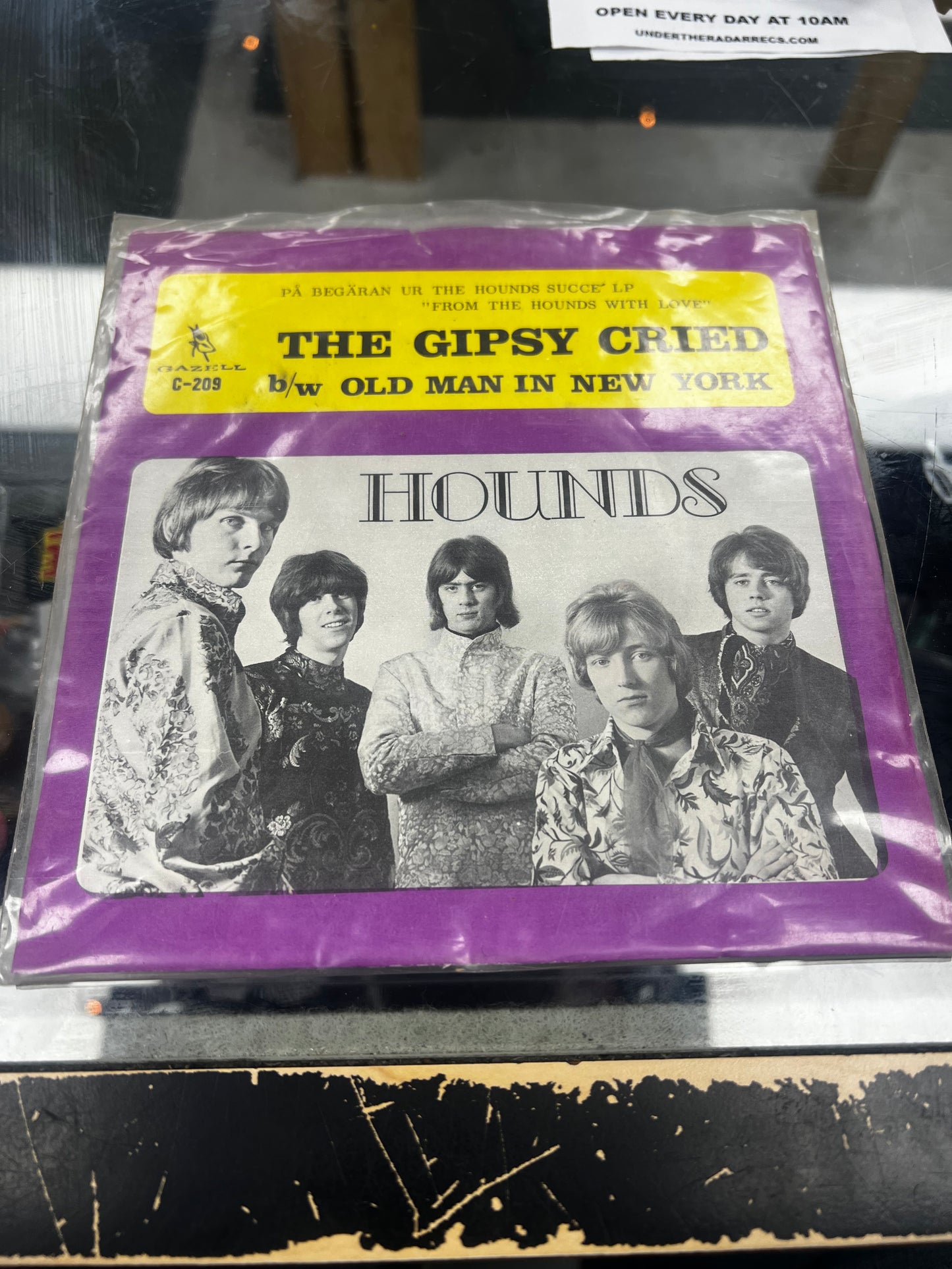 Hounds – The Gipsy Cried / Old Man In New York 7”