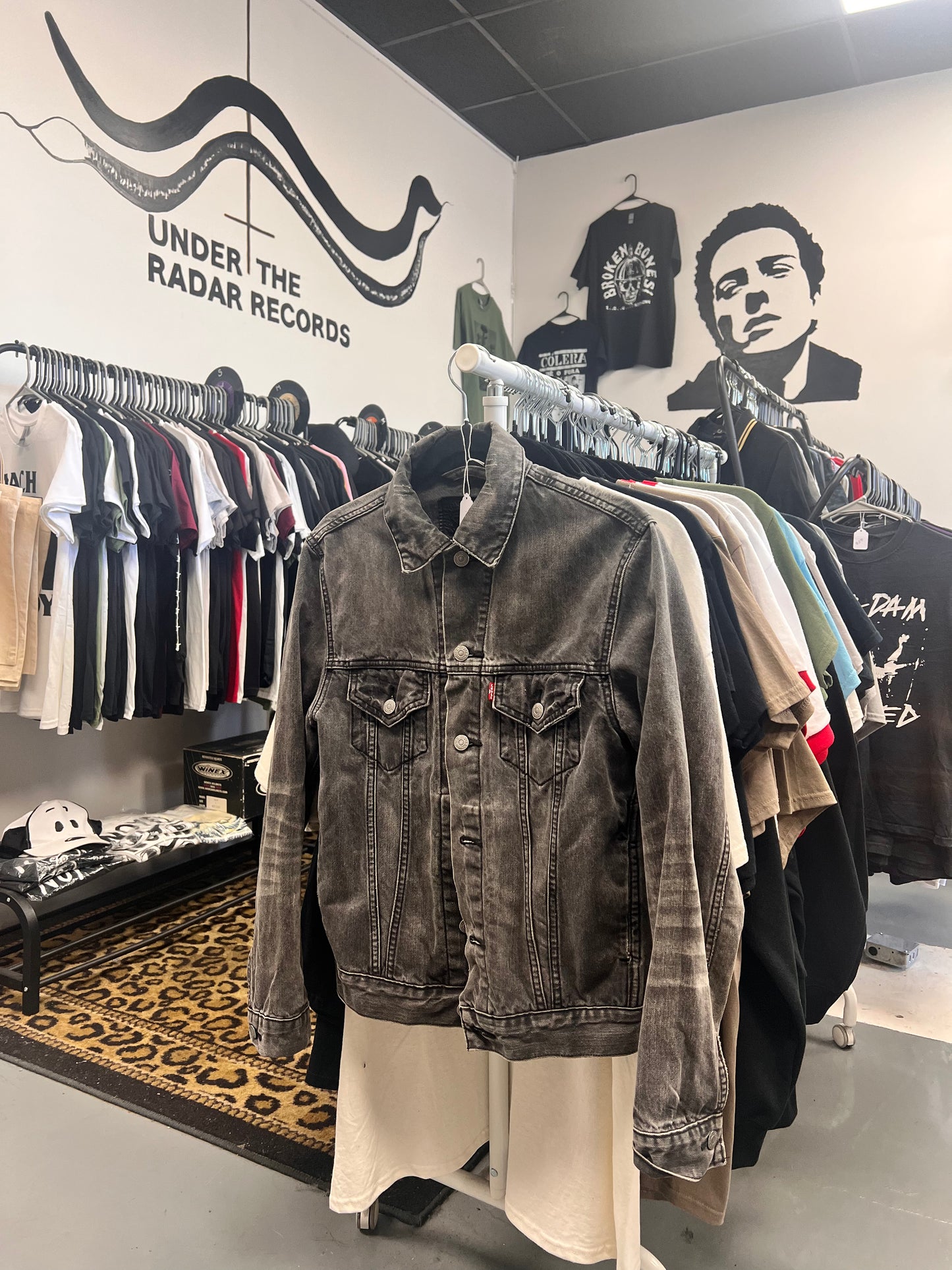 LEVI’S Gray Denim Jacket • Small